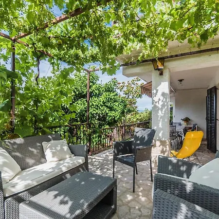Apartment Schoene Erdgeschosswohnung Mit Sonnenterrasse *